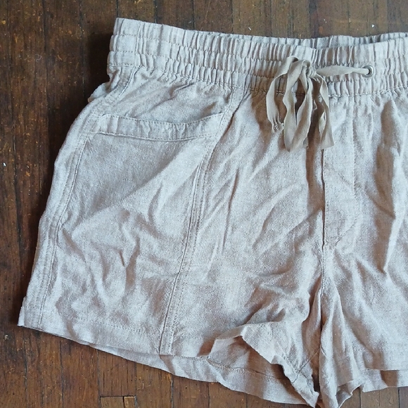 GAP Women's Light Tan Cargo Shorts - Picture 2 of 6